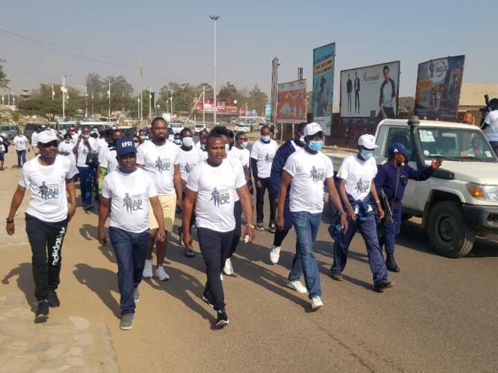 Kolwezi: À pas décidés, les enseignants apportent leur soutien aux FARDC par une marche de santé