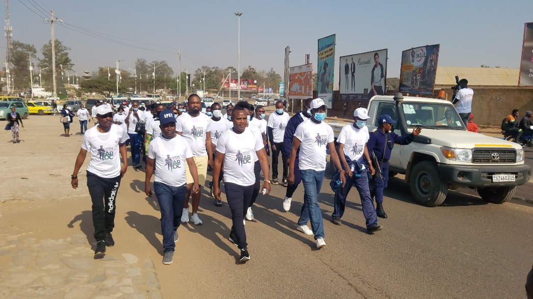 Kolwezi: À pas décidés, les enseignants apportent leur soutien aux FARDC par une marche de santé