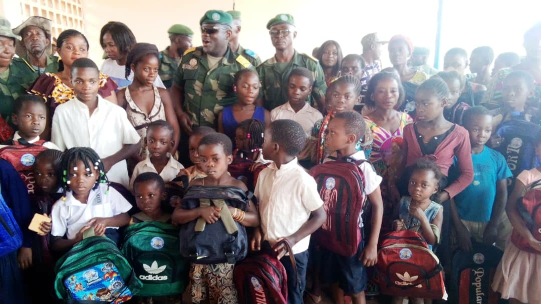 Lualaba: Remise des kits scolaires aux enfants des militaires de Nzilo