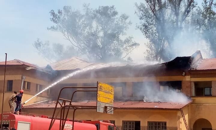 Kolwezi: Des élèves du Lycée Mwanga se débattent dans un violent  incendie
