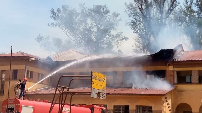 Kolwezi: Des élèves du Lycée Mwanga se débattent dans un violent  incendie