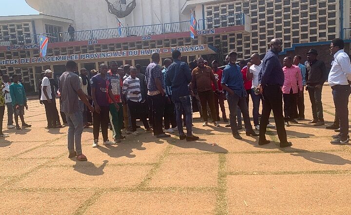 Lubumbashi: Les exploitants forestiers en sit-in devant l’assemblée provinciale