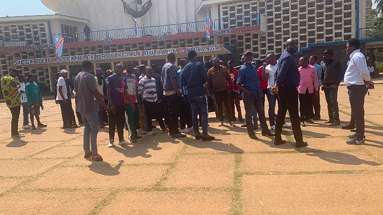 Lubumbashi: Les exploitants forestiers en sit-in devant l’assemblée provinciale