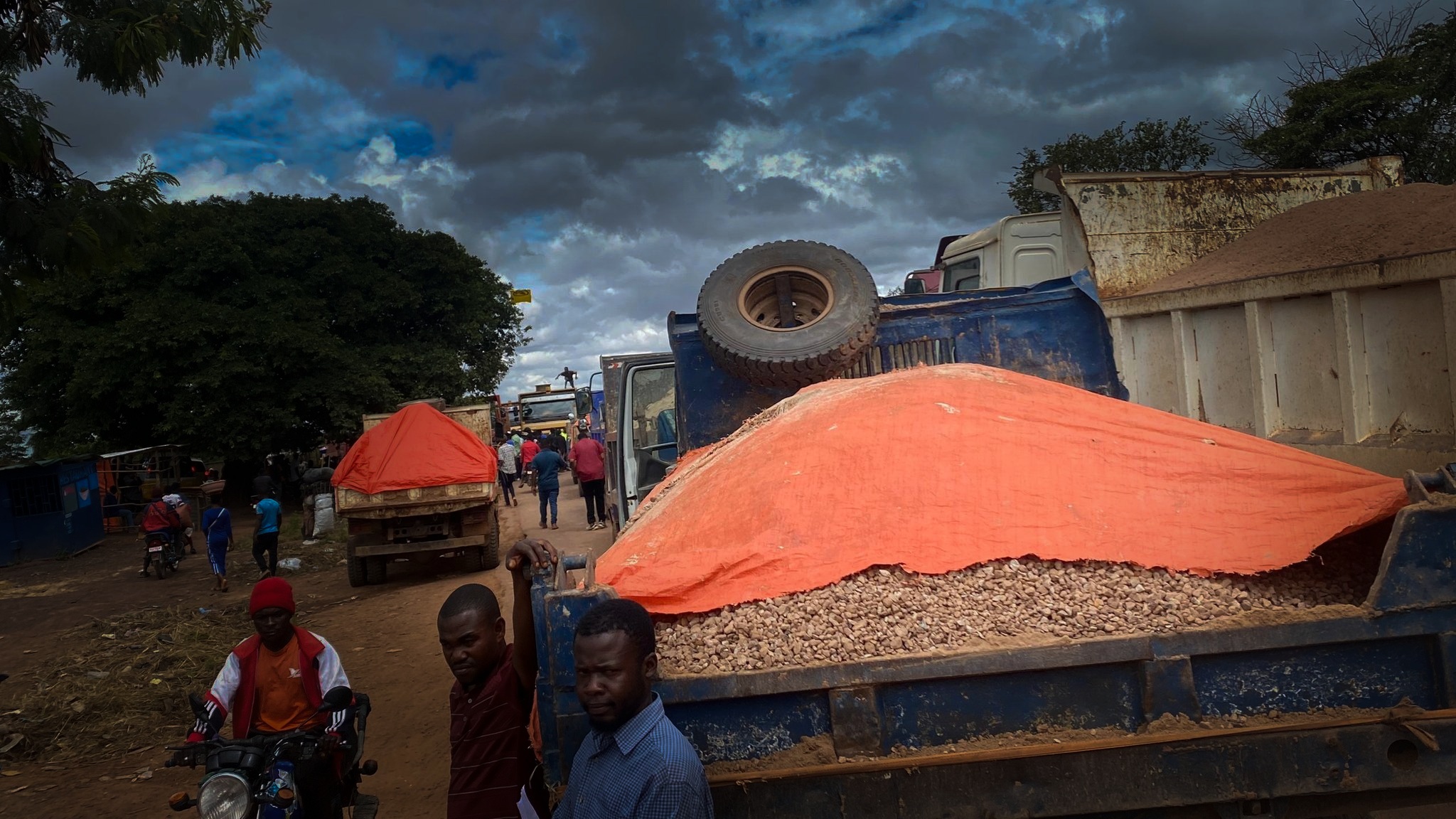Lubumbashi : Les transporteurs de sable sur la route Kasenga en furie face à la pression fiscale