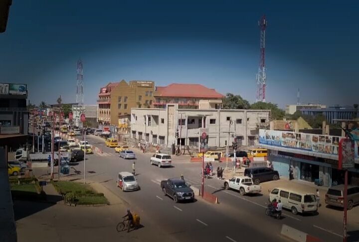 Insecurité à Lubumbashi : Des Kulunas  érigent une barrière illégale en plein centre-ville