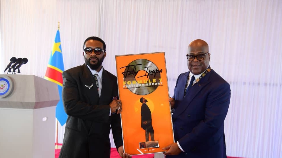 RDC : Félix Tshisekedi préside une cérémonie de décoration de l&rsquo;artiste musicien Fally Ipupa