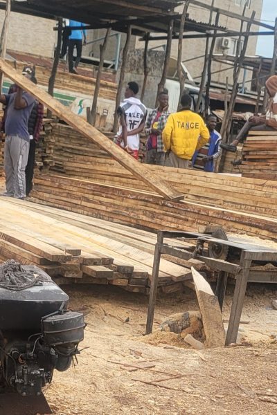 Lubumbashi : Le prix du plateau de bois bondit de 50 %, un coup dur pour le secteur de la construction