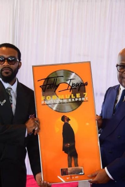 RDC : Félix Tshisekedi préside une cérémonie de décoration de l&rsquo;artiste musicien Fally Ipupa