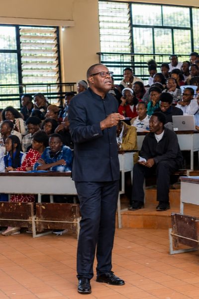De la mine à l’entrepreneuriat : Face aux étudiants en SIC, le DG de Target SARL trace la voie du succès en RDC